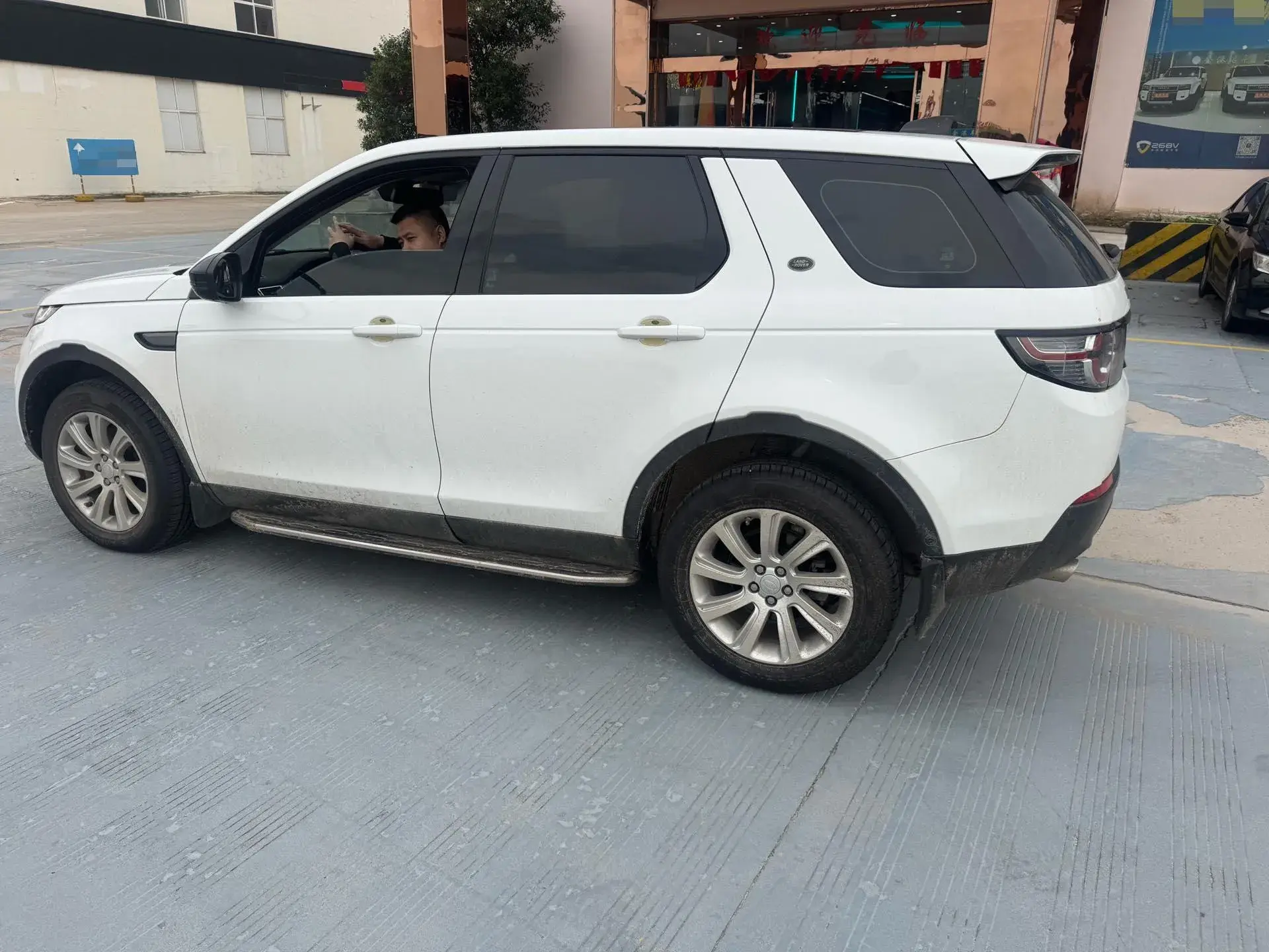 2019 LAND ROVER thumbnail 4