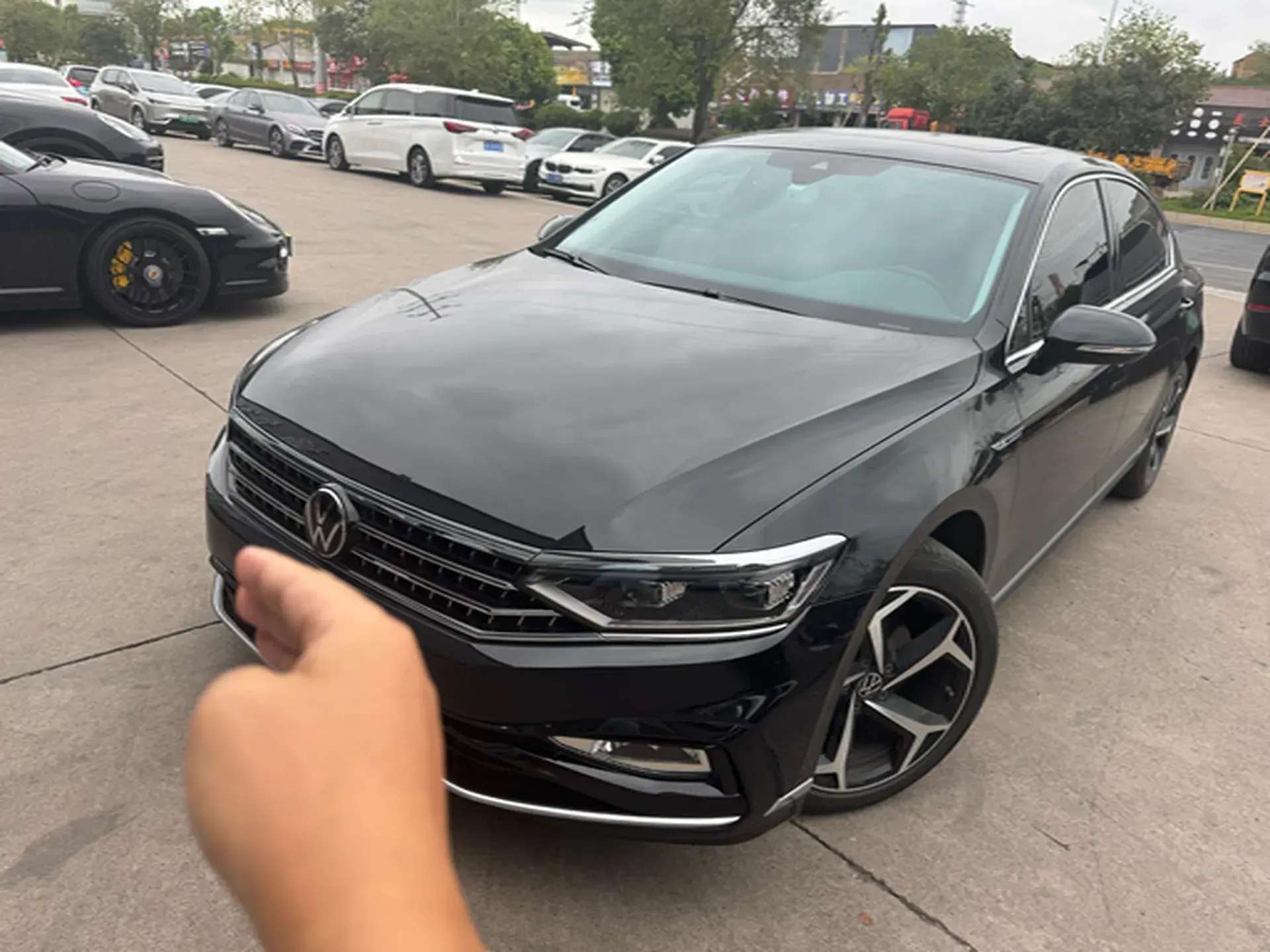 2023 VOLKSWAGEN MAGOTAN view 1