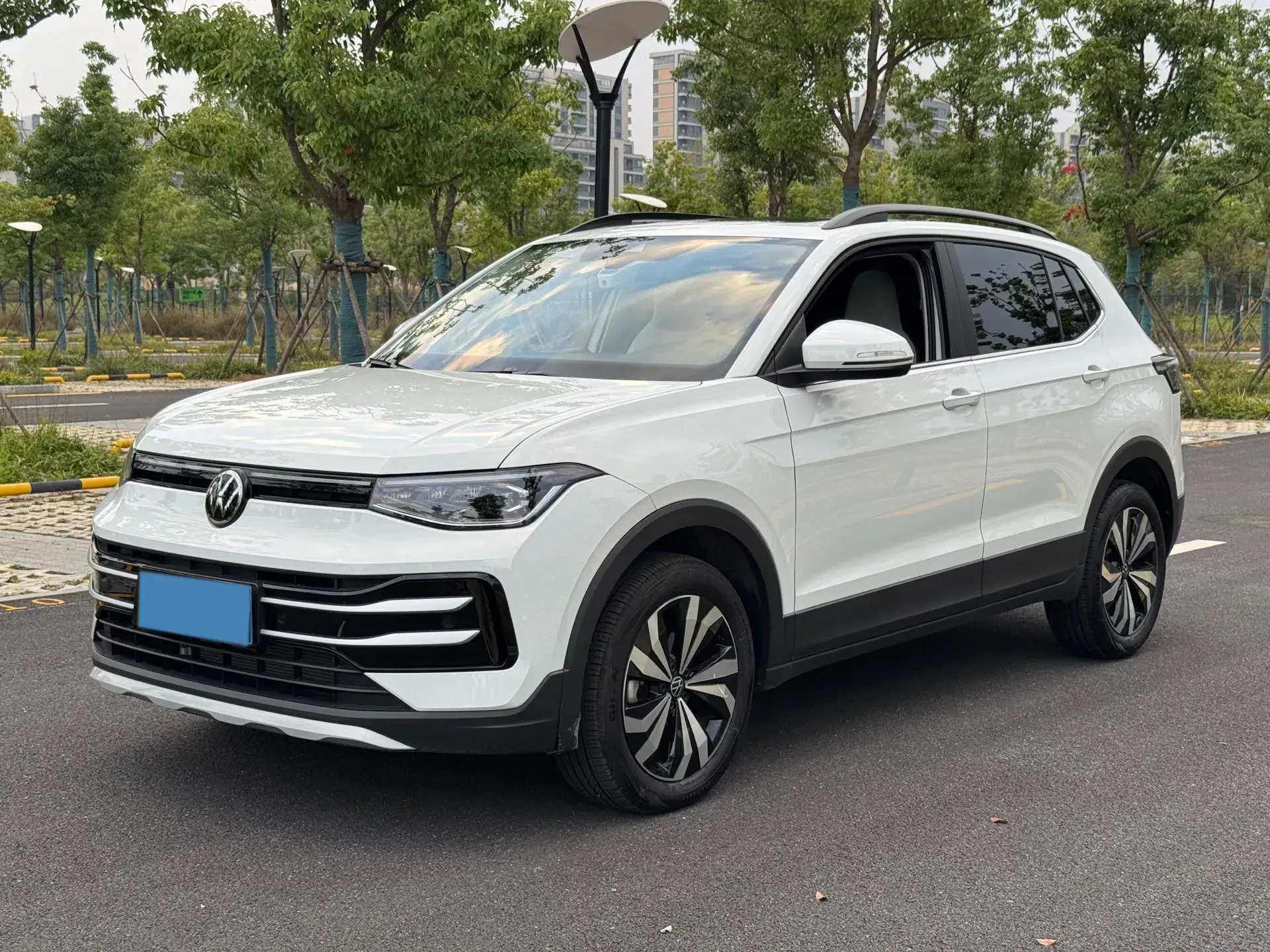 2025 VOLKSWAGEN THARU view 1