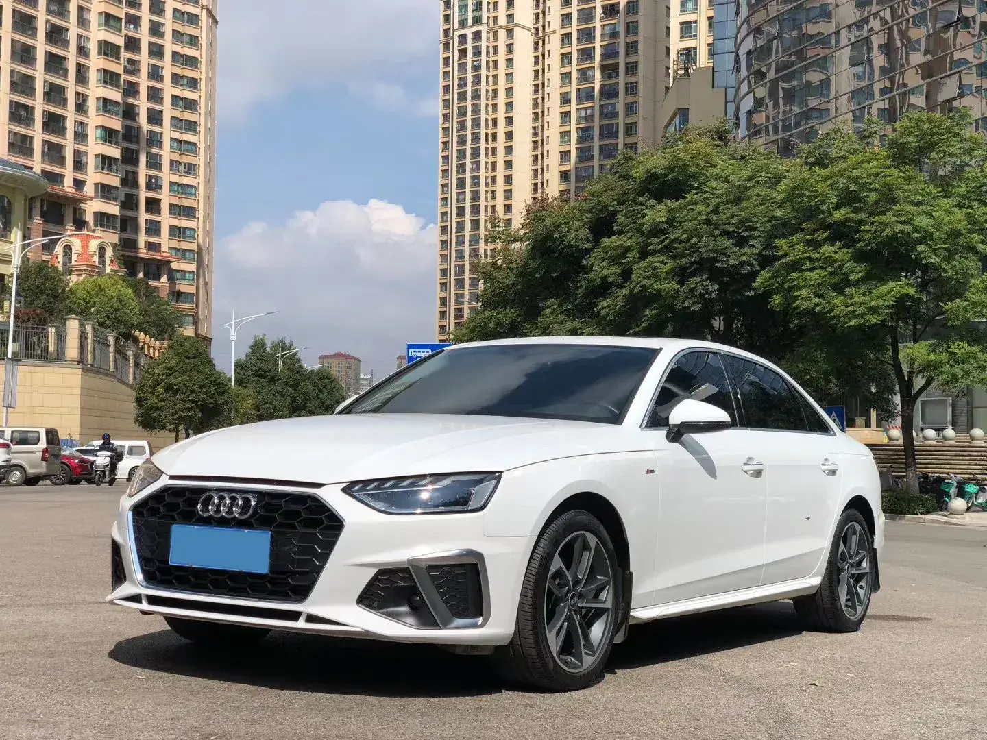 2023 AUDI A4L view 1