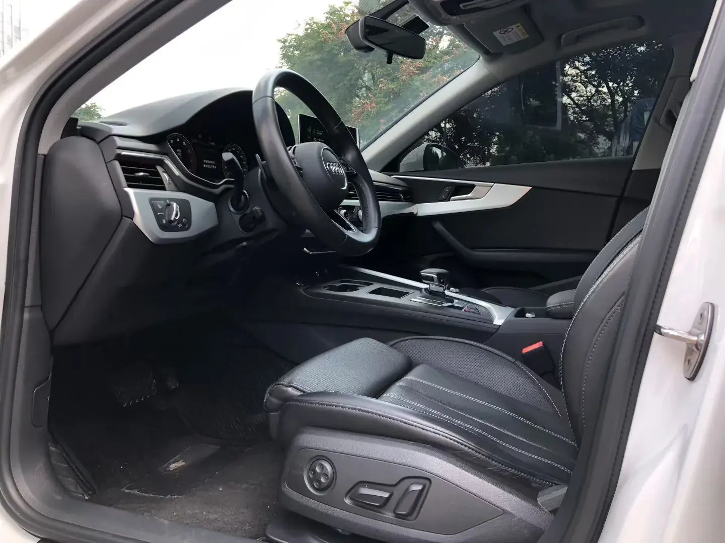 2023 AUDI A4L thumbnail 4