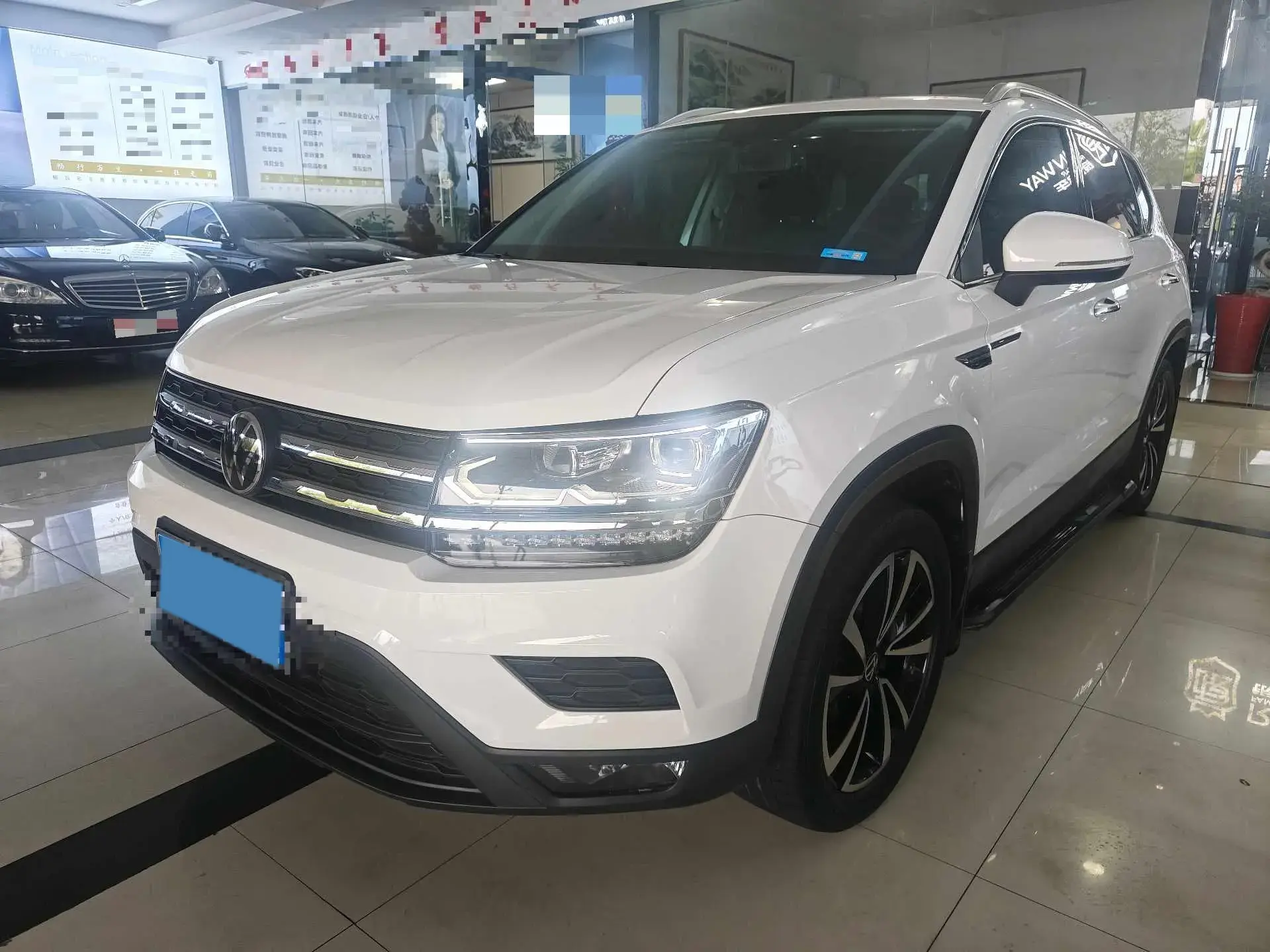 2022 VOLKSWAGEN THARU view 1