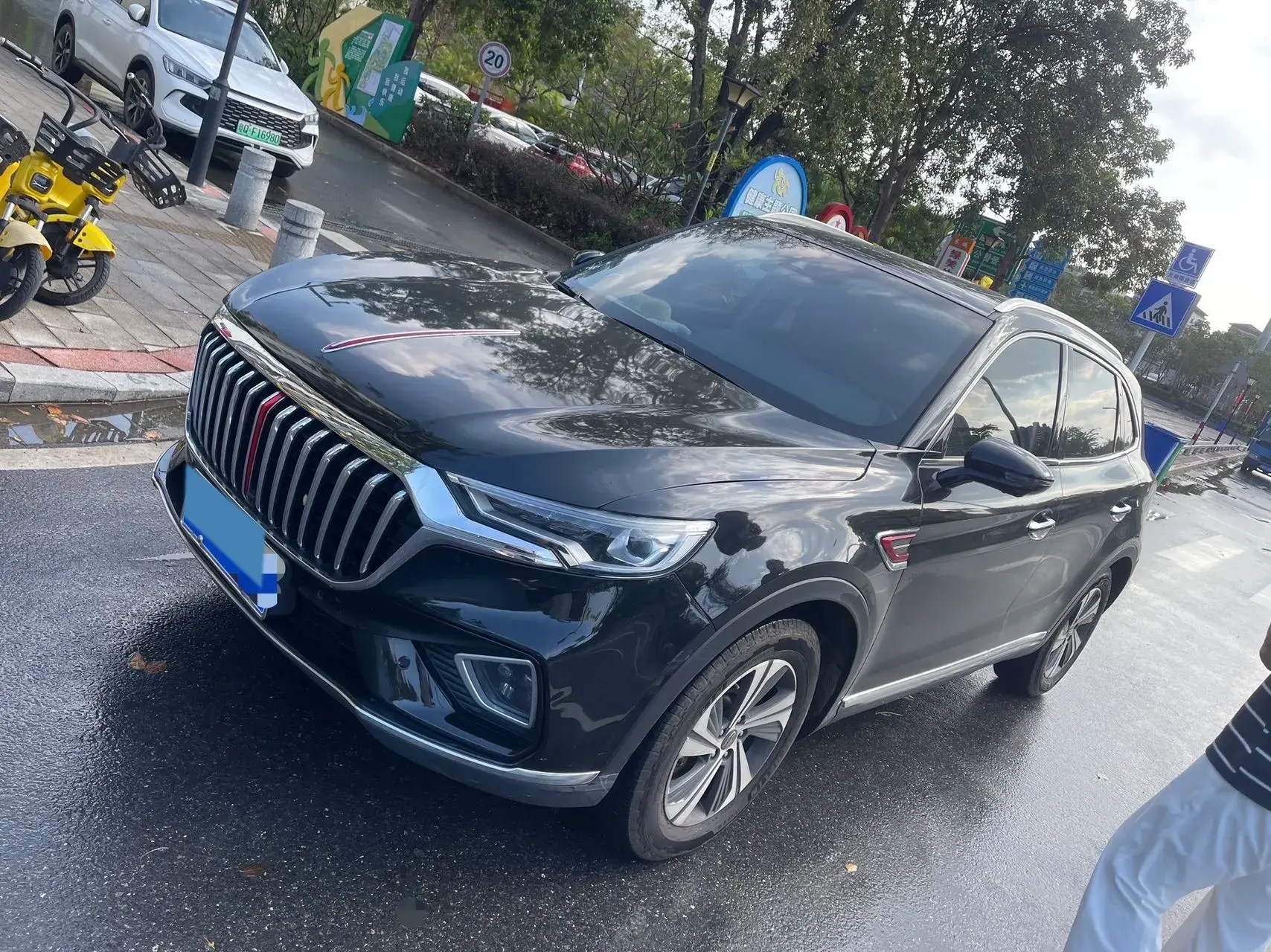 2019 HONGQI HS5 view 1