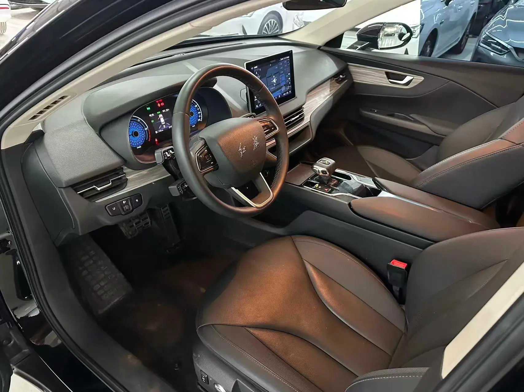 2023 HONGQI E-QM5 thumbnail 4