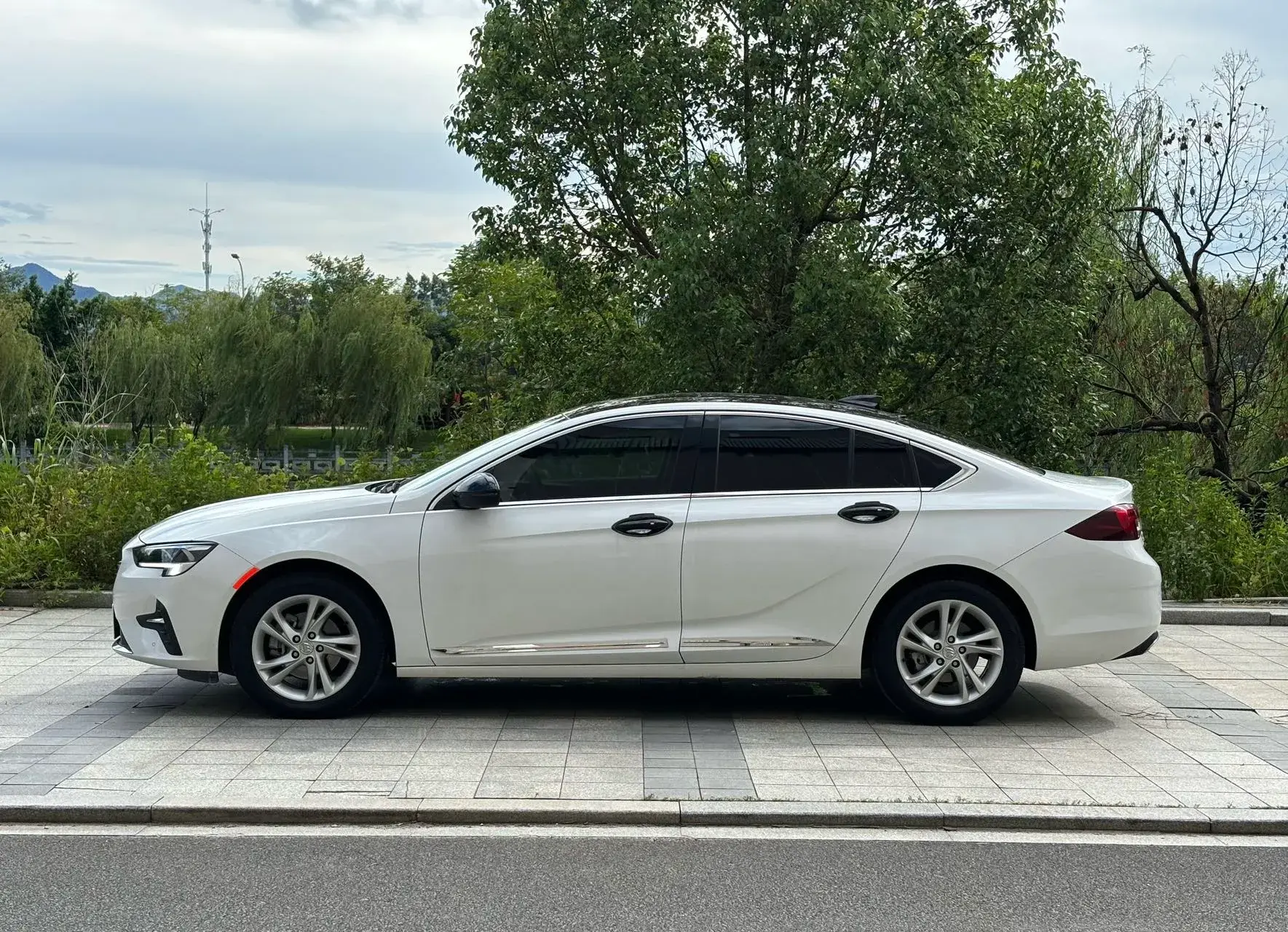 2020 BUICK REGAL thumbnail 3