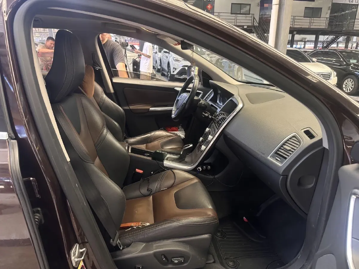 2016 Volvo XC60 2.0T 245HP L4 8AT,autocango,china used car exporter,china ev exporter,chinese used car exporter,chinese used ev exporter