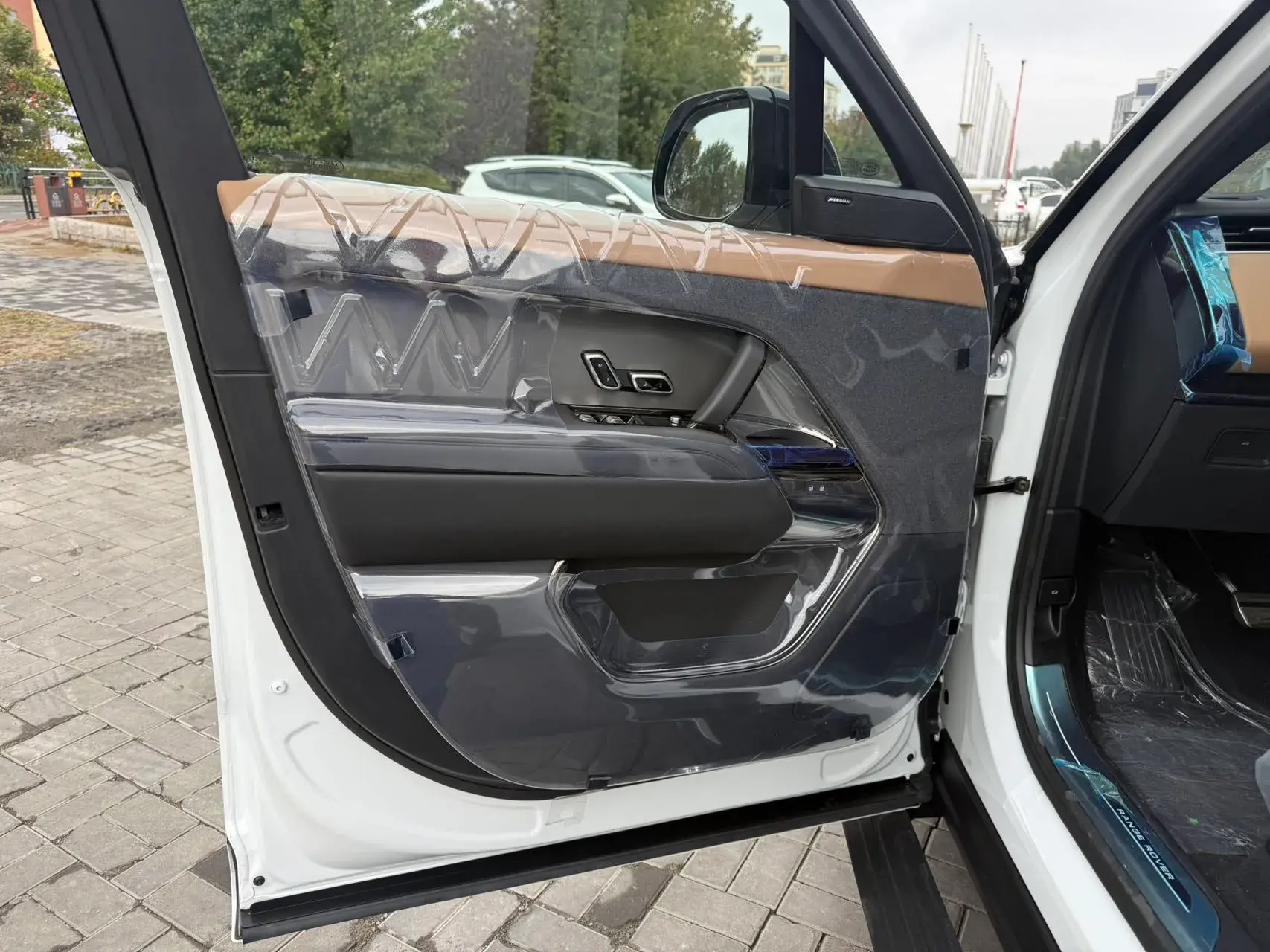 2025 LAND ROVER thumbnail 3