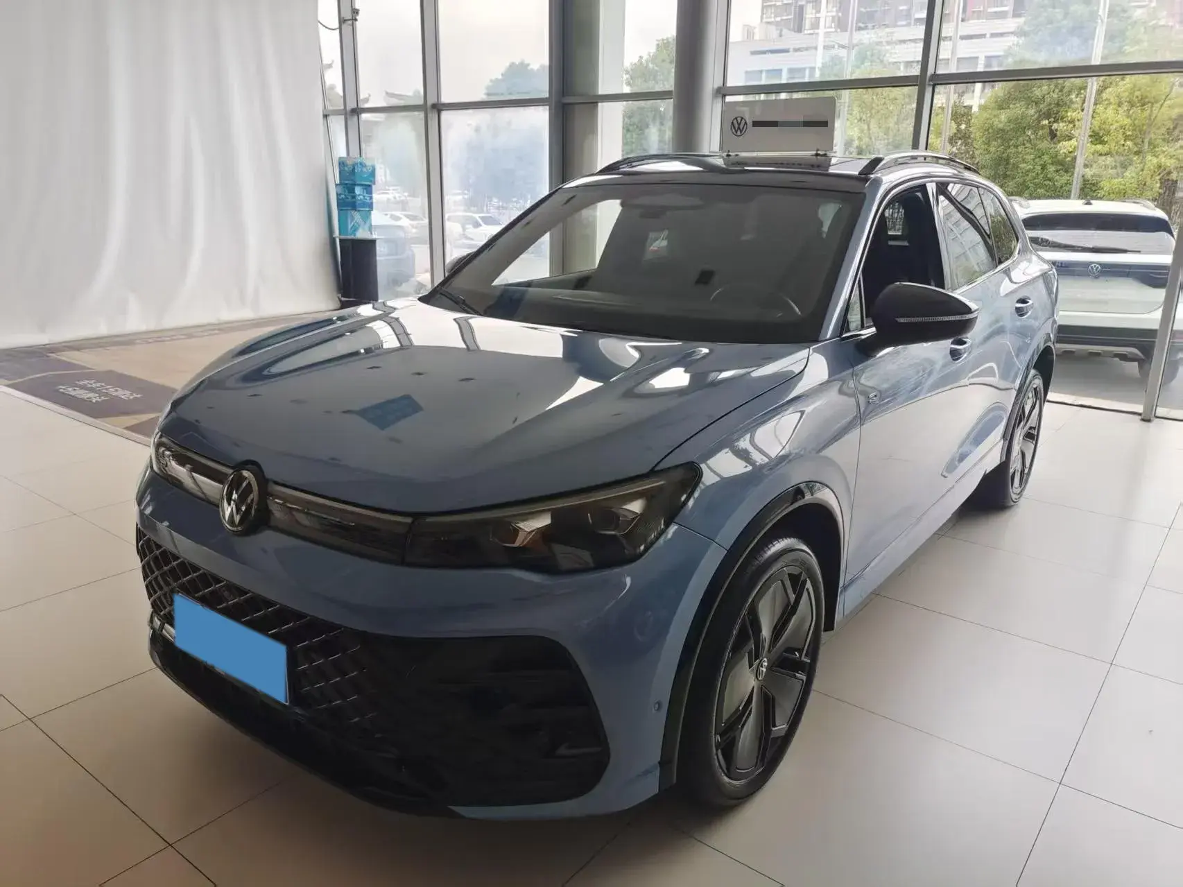 2024 VOLKSWAGEN TIGUAN view 1