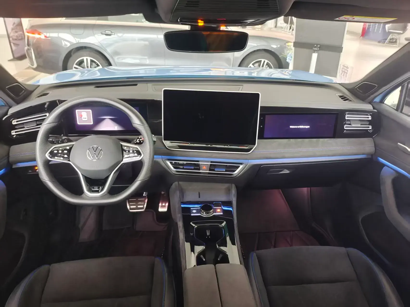 2024 VOLKSWAGEN TIGUAN thumbnail 3