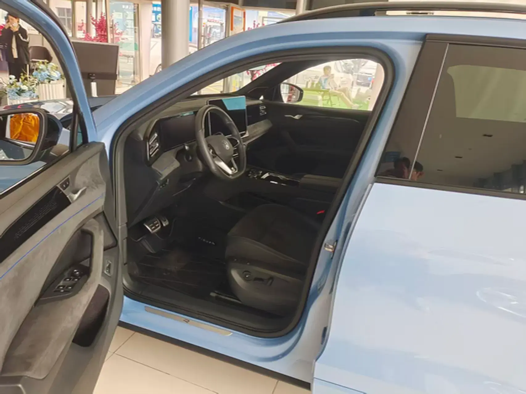 2024 VOLKSWAGEN TIGUAN thumbnail 4