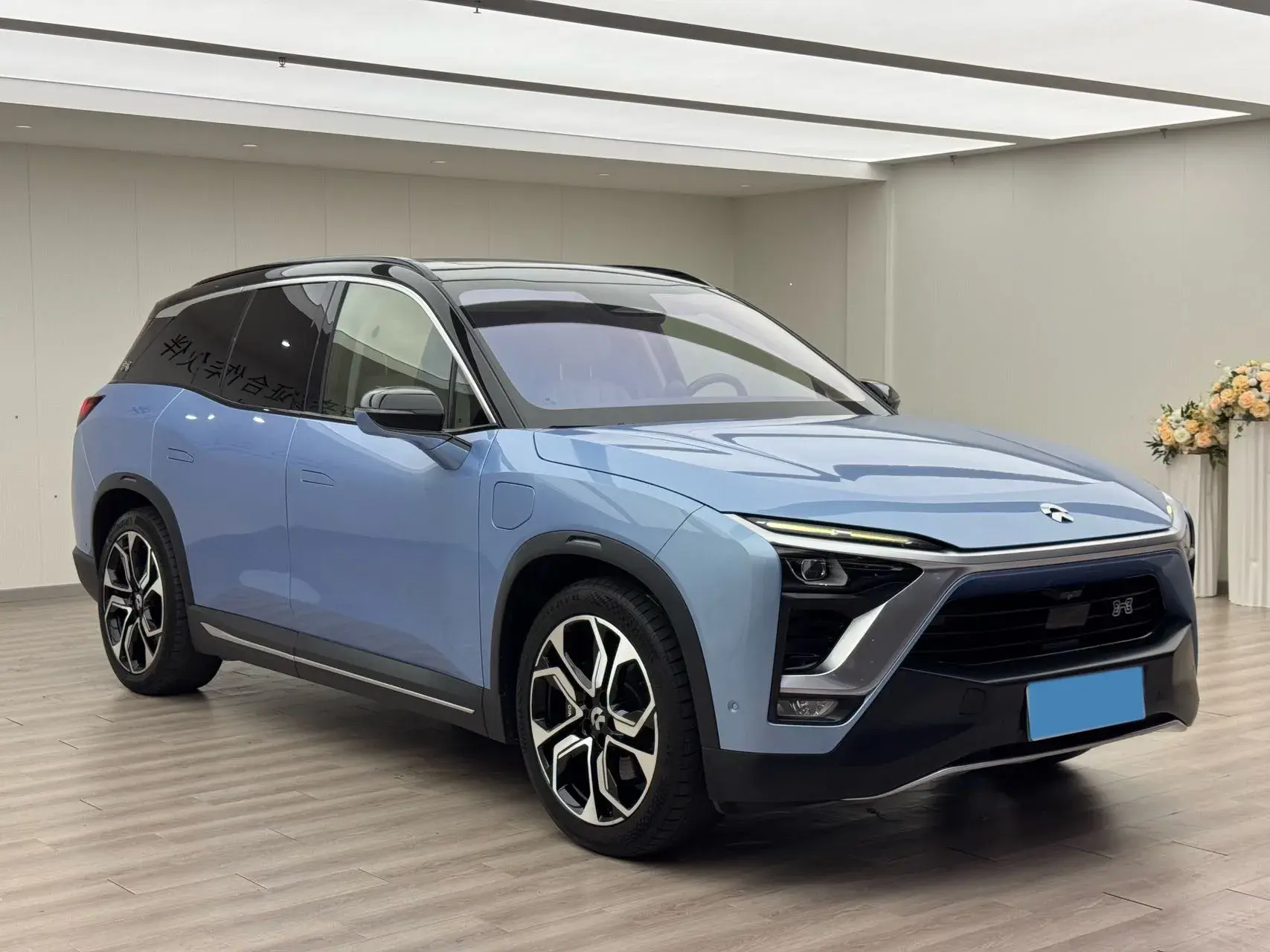 2018 NIO ES8 thumbnail 4