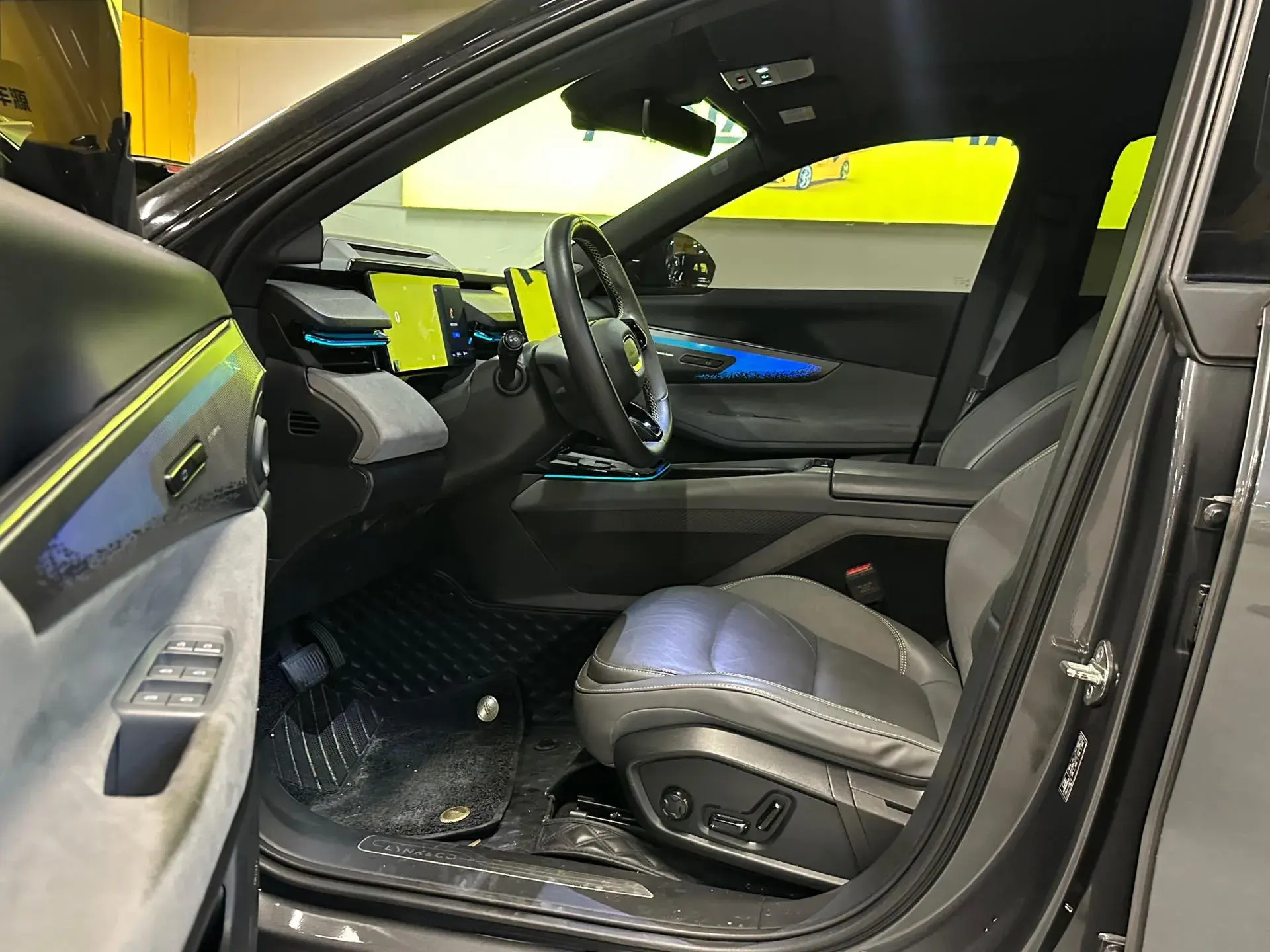 2023 LYNK&CO 08 thumbnail 3