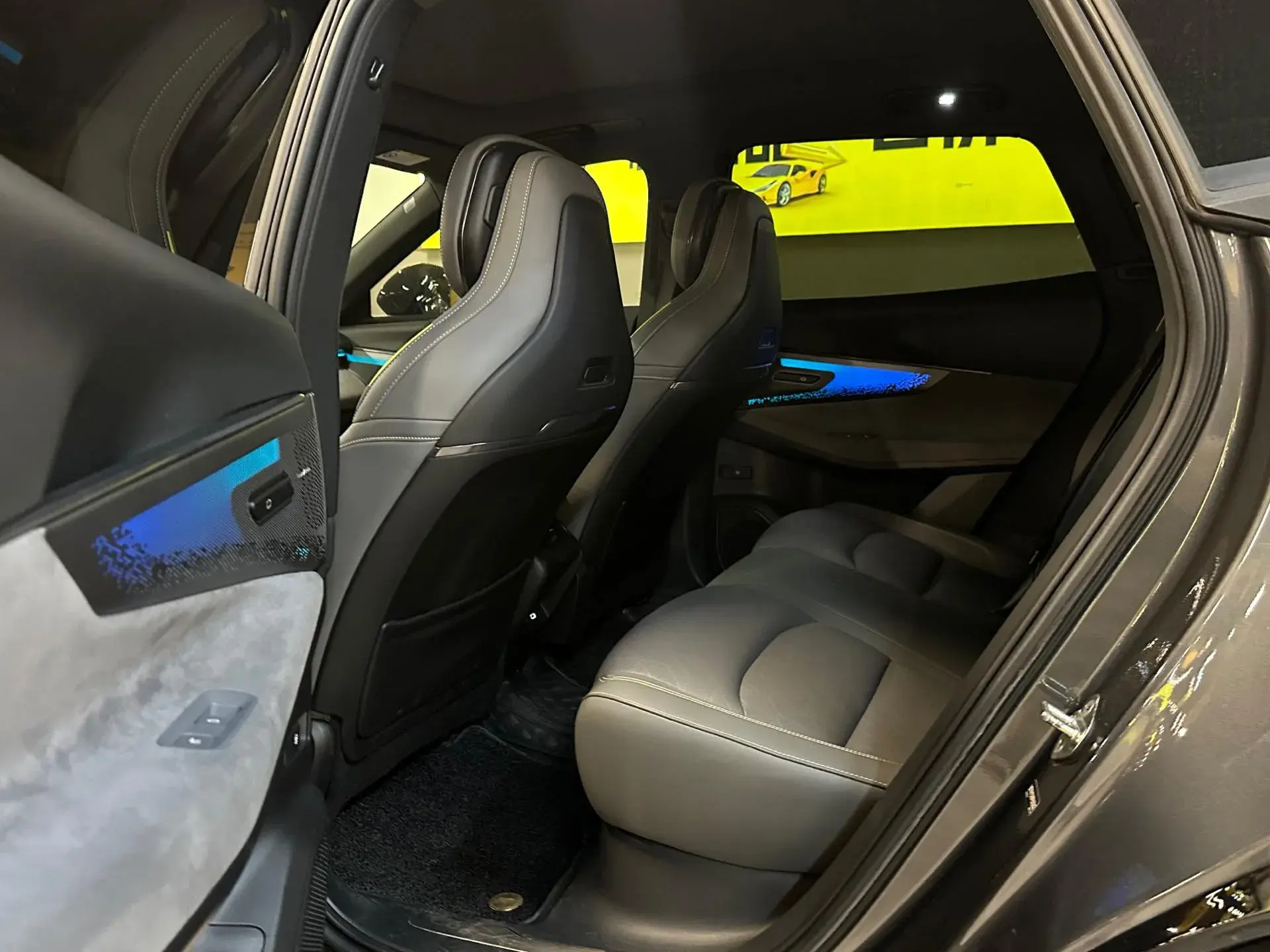 2023 LYNK&CO 08 thumbnail 4