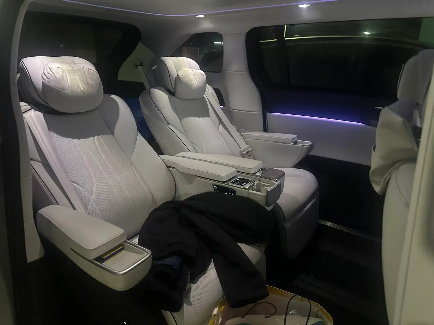 2024 XPENG X9 thumbnail 3