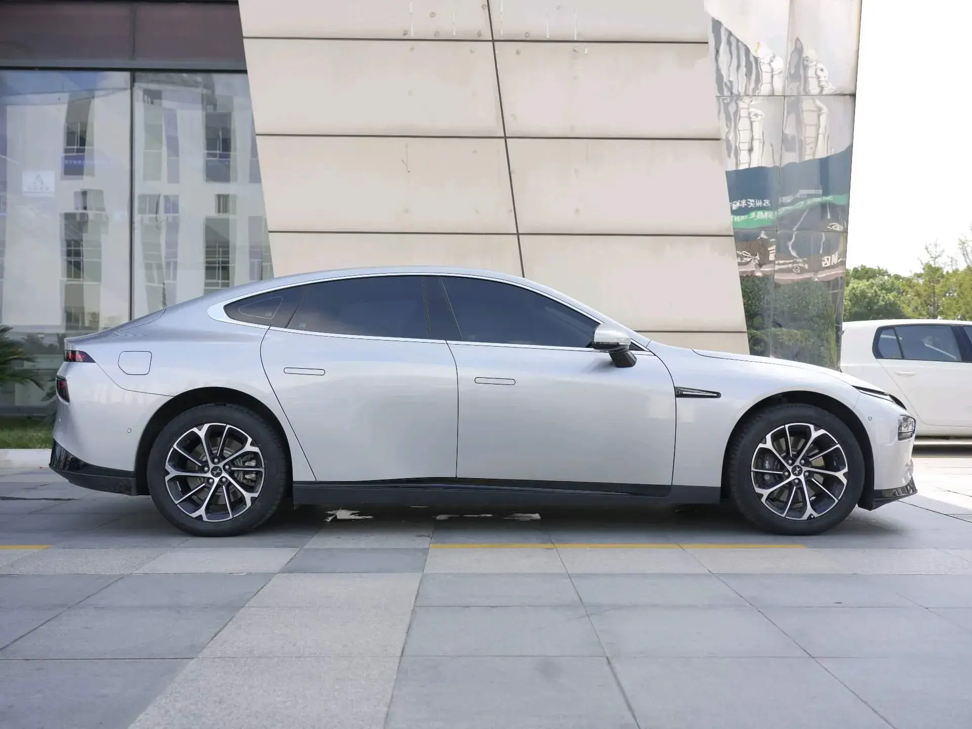 2020 XPENG P7 thumbnail 4