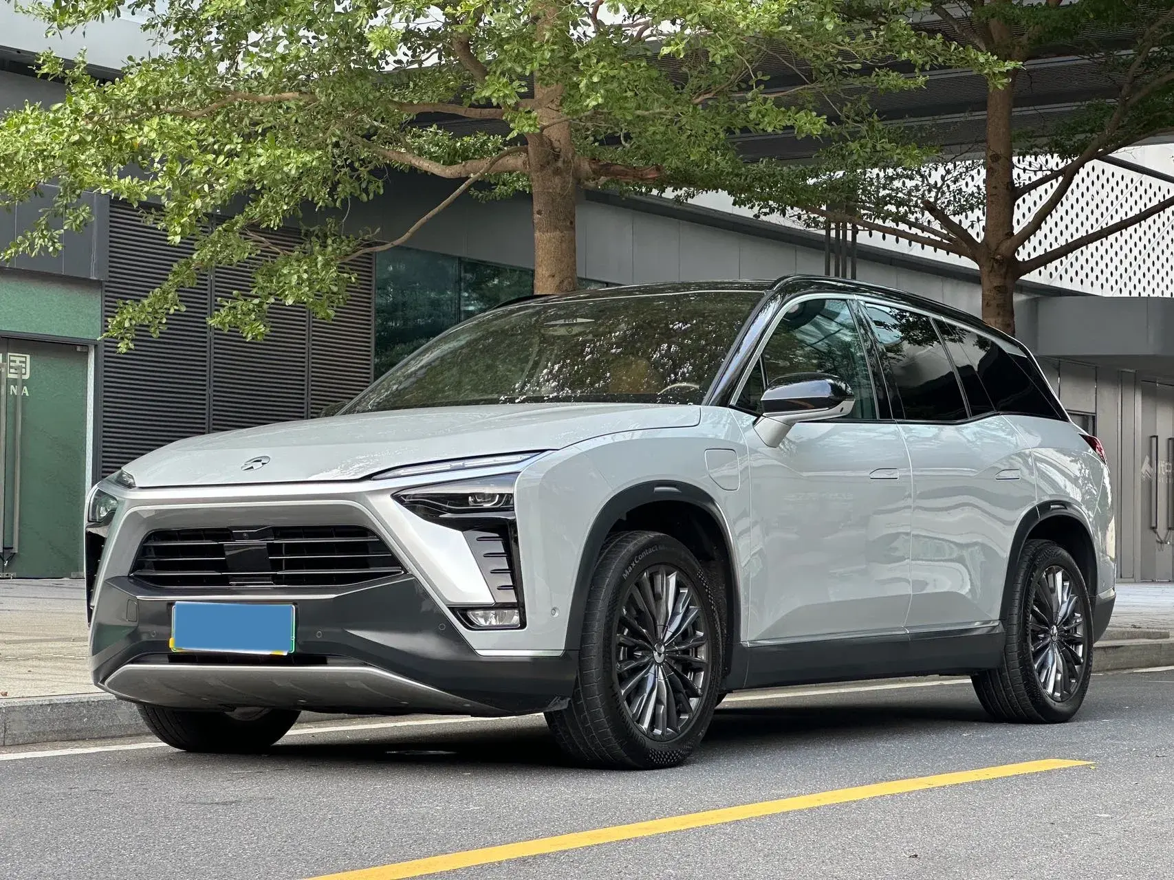 2020 NIO ES8 view 1