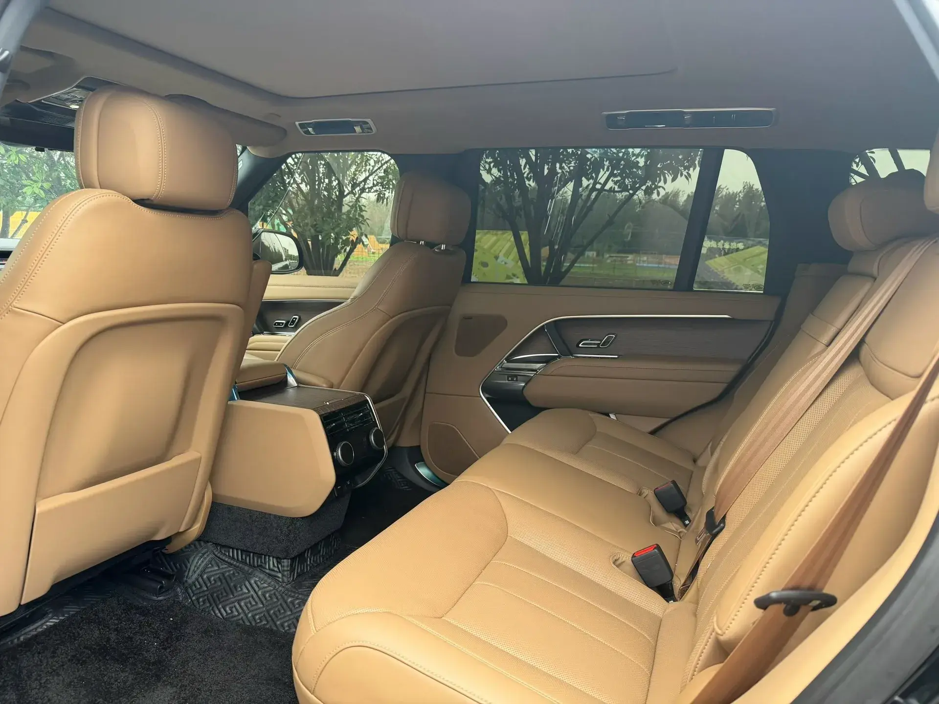 2025 LAND ROVER thumbnail 4