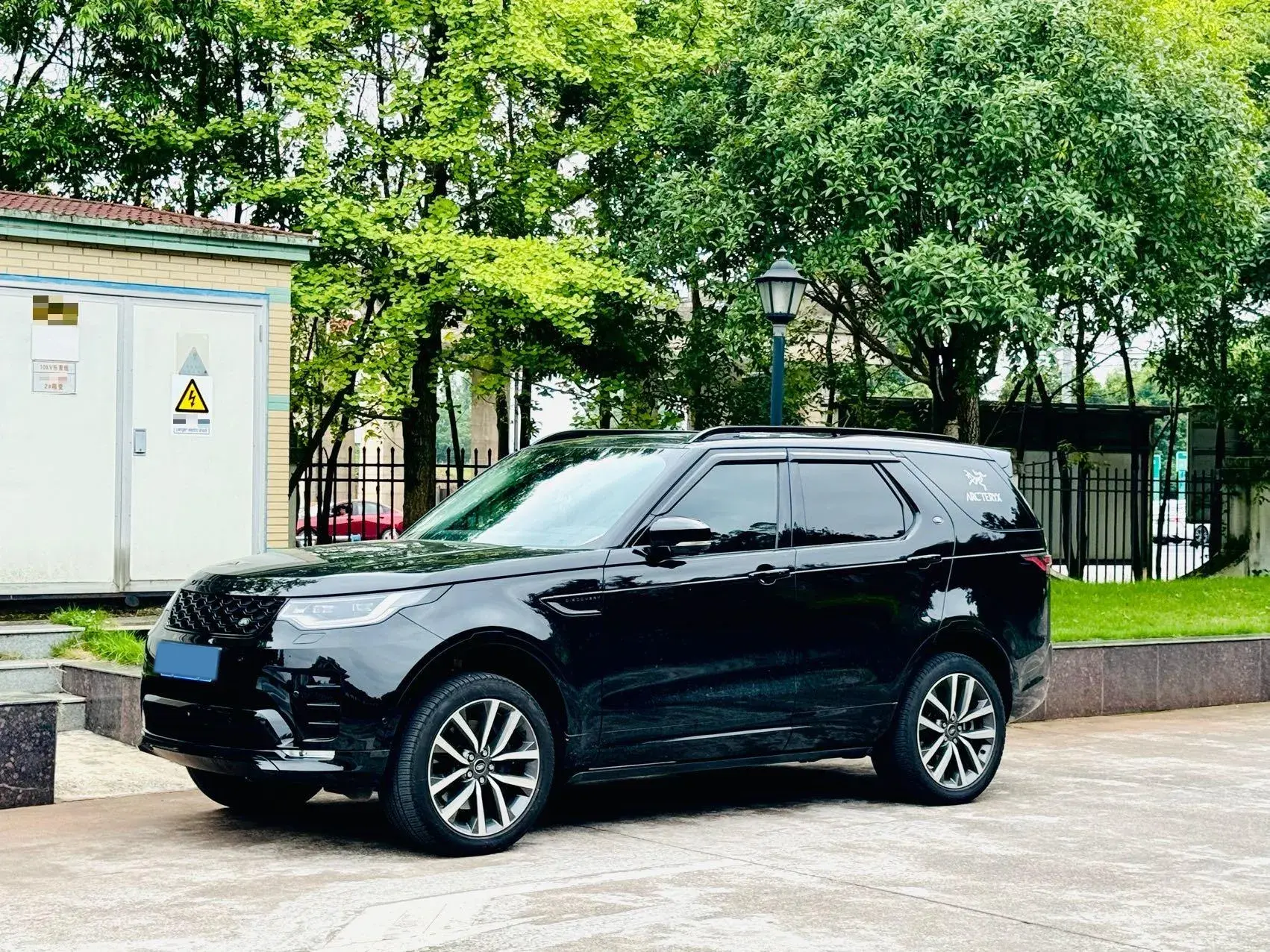 2024 LAND ROVER view 1