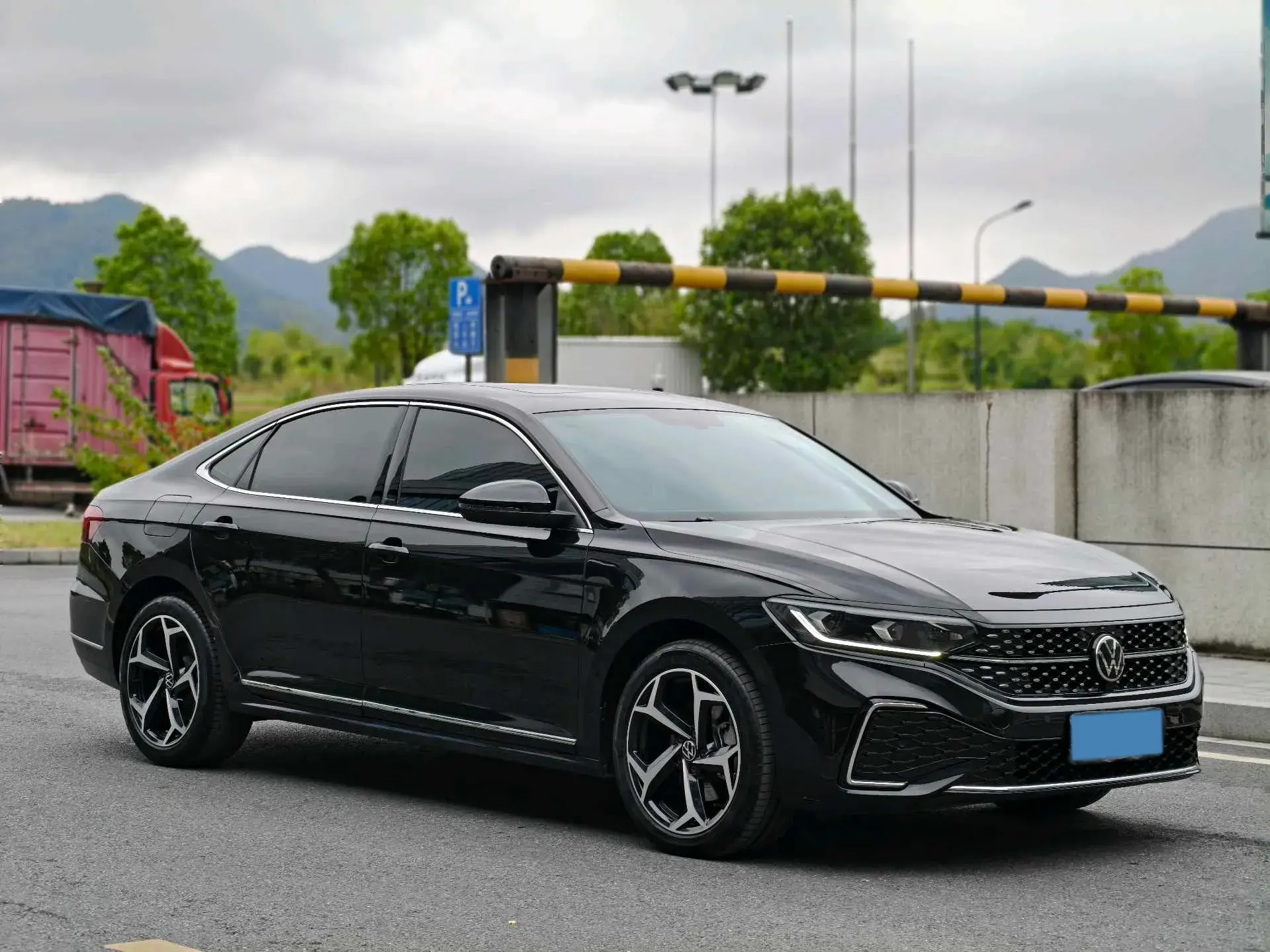 2024 VOLKSWAGEN PASSAT thumbnail 3