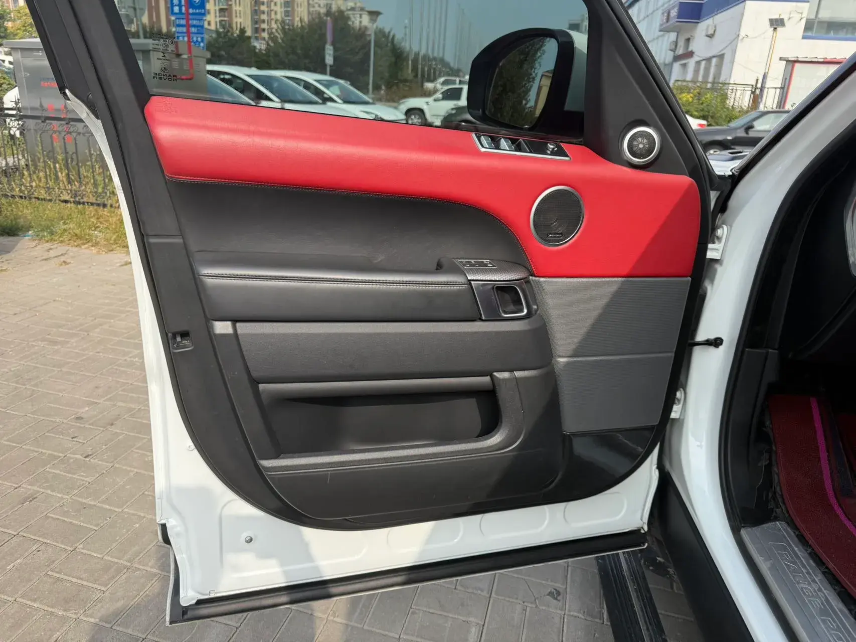 2018 LAND ROVER thumbnail 3