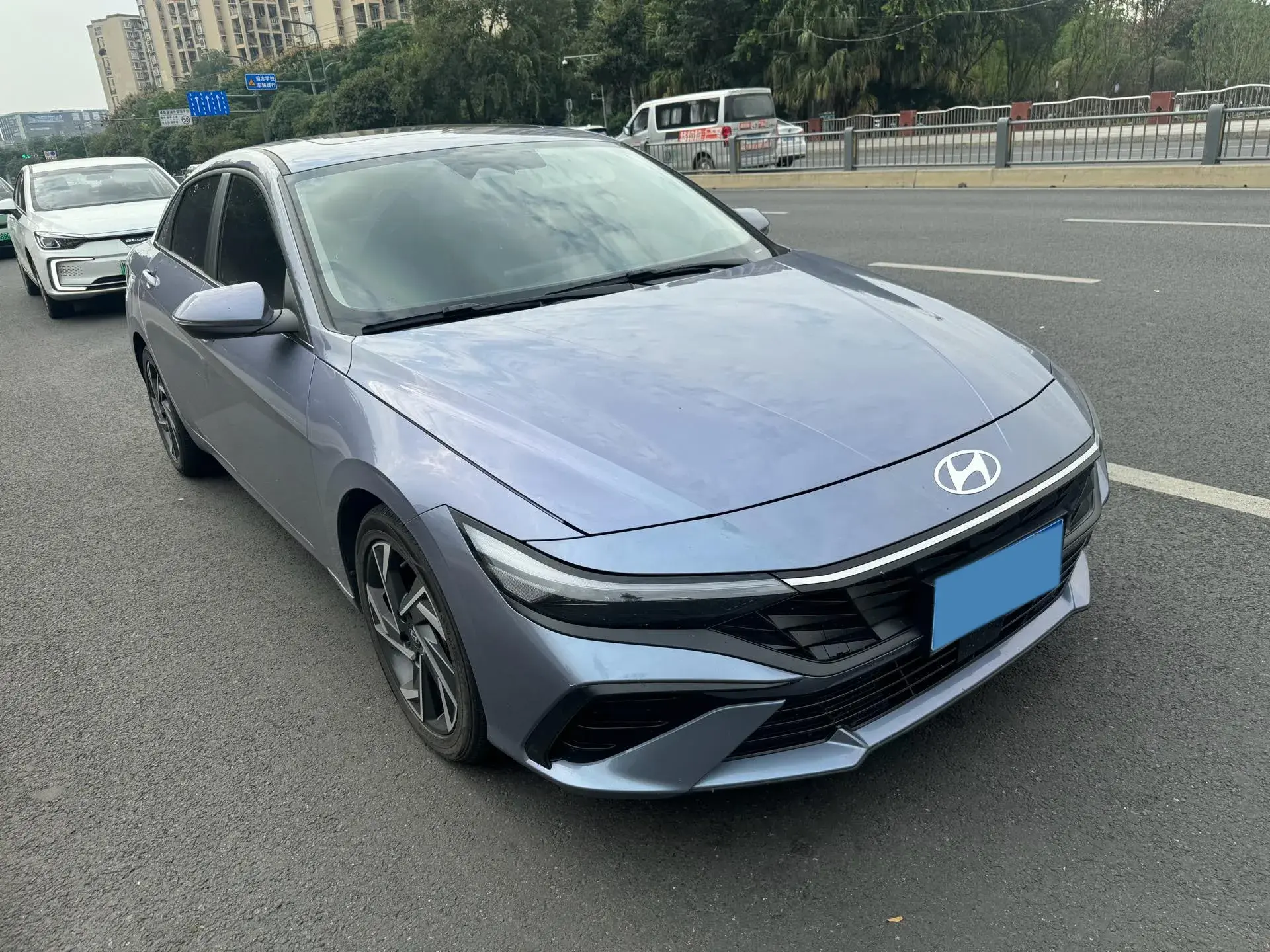 2022 HYUNDAI ELANTRA thumbnail 3