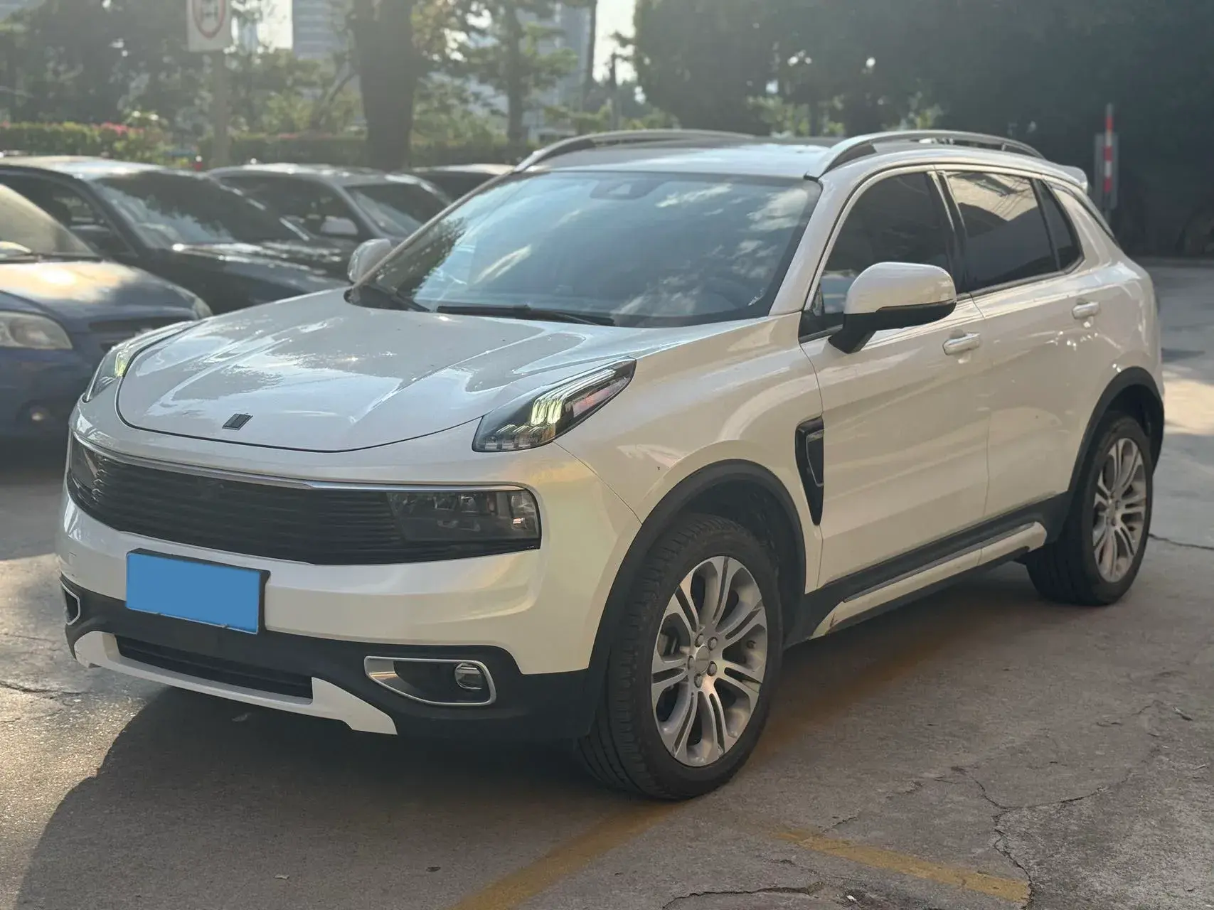 2019 LYNK&CO 01 view 1