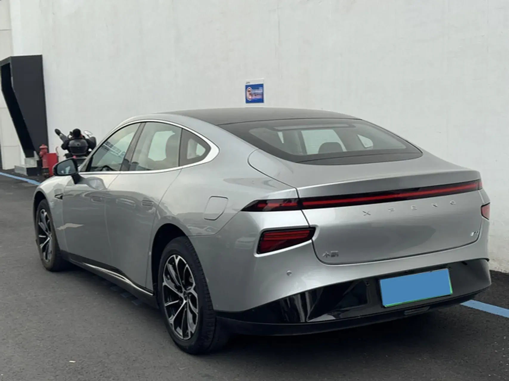 2021 XPENG P7 thumbnail 4