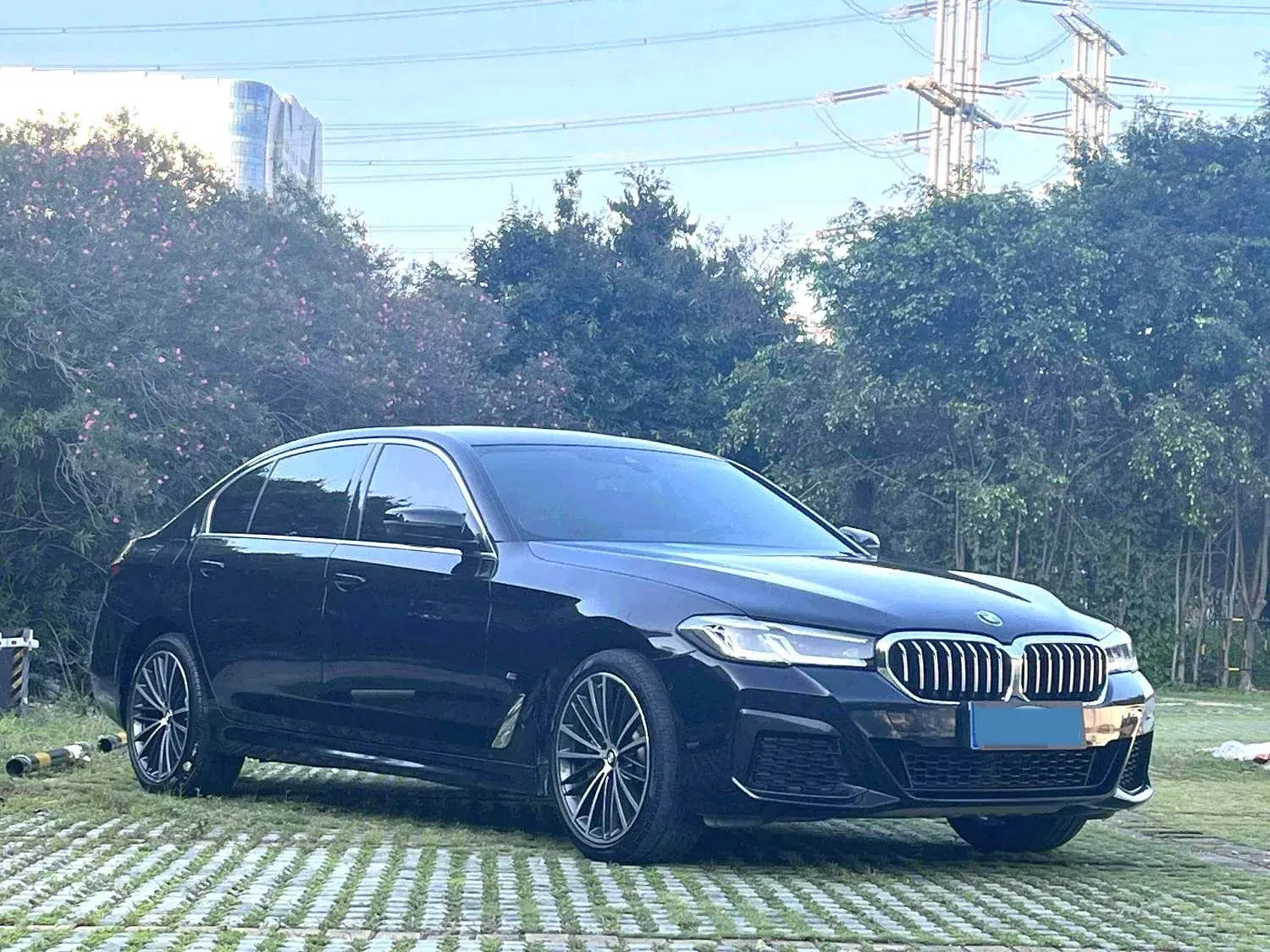 2022 BMW 5 thumbnail 3