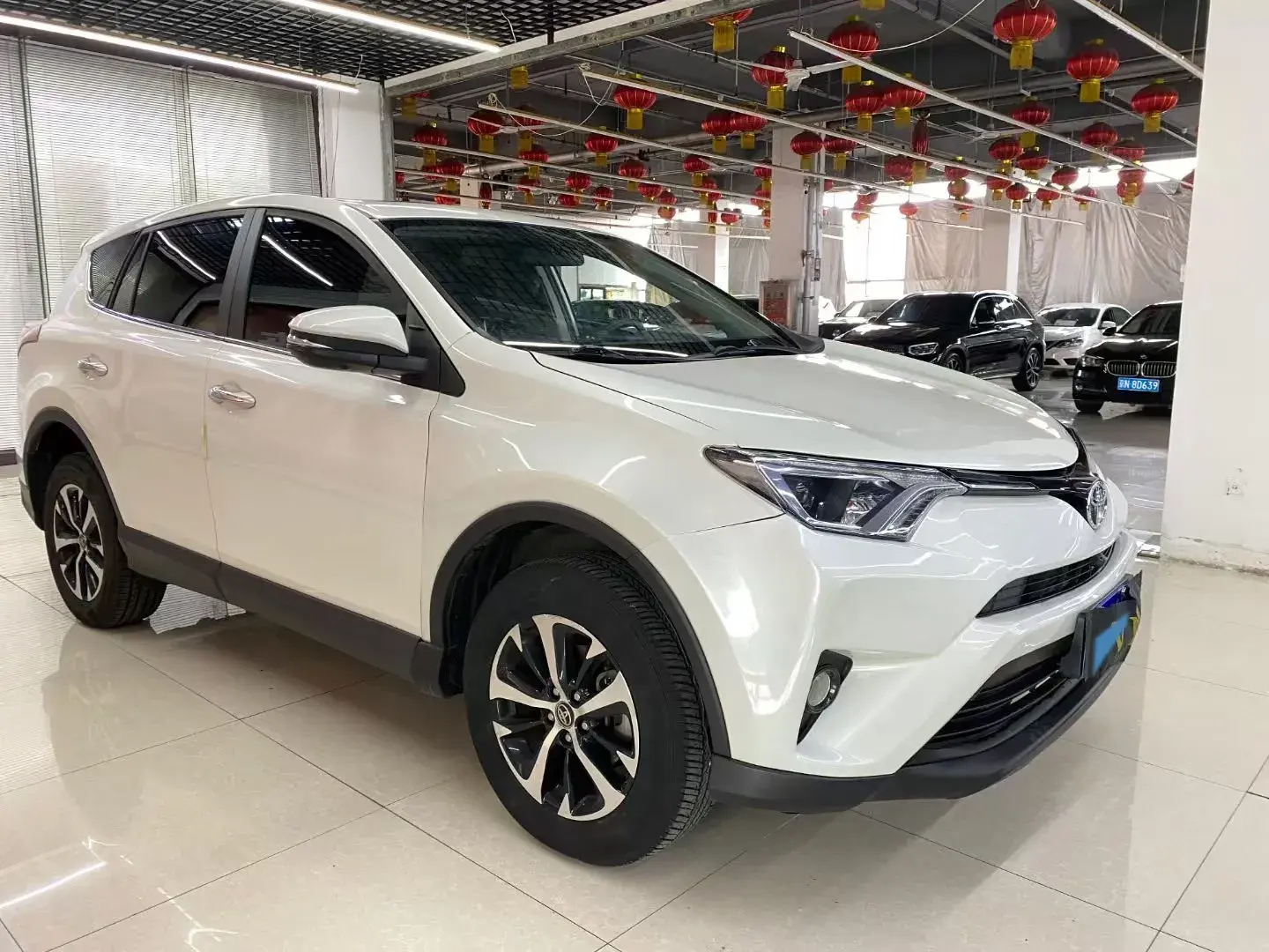 2018 TOYOTA RAV4 thumbnail 3