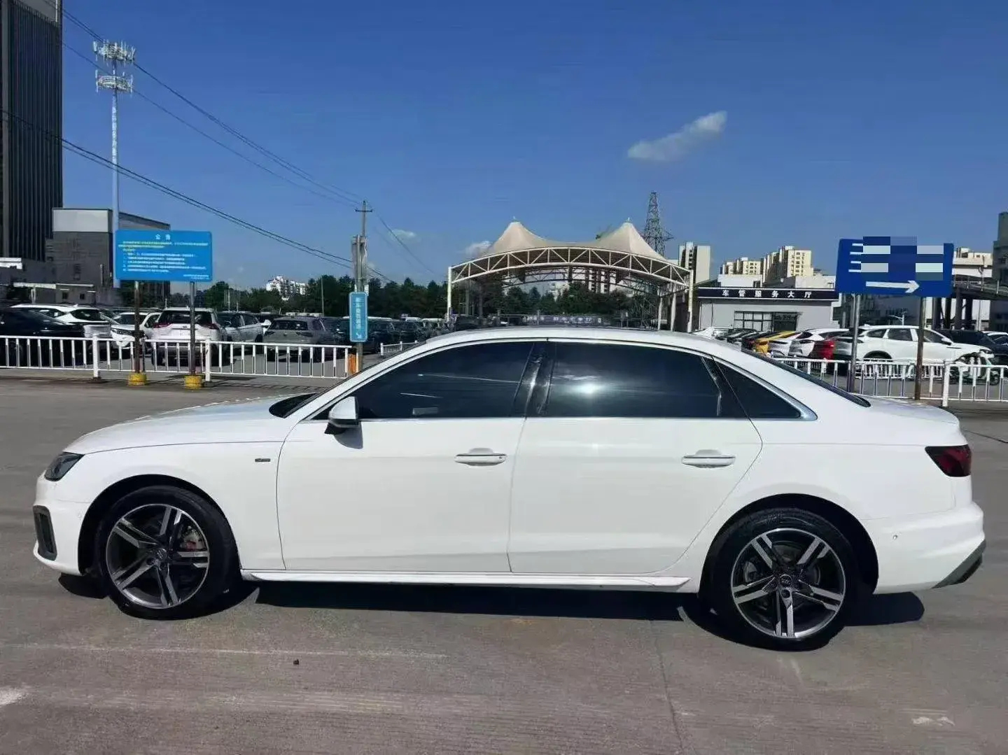 2025 AUDI A4L thumbnail 3