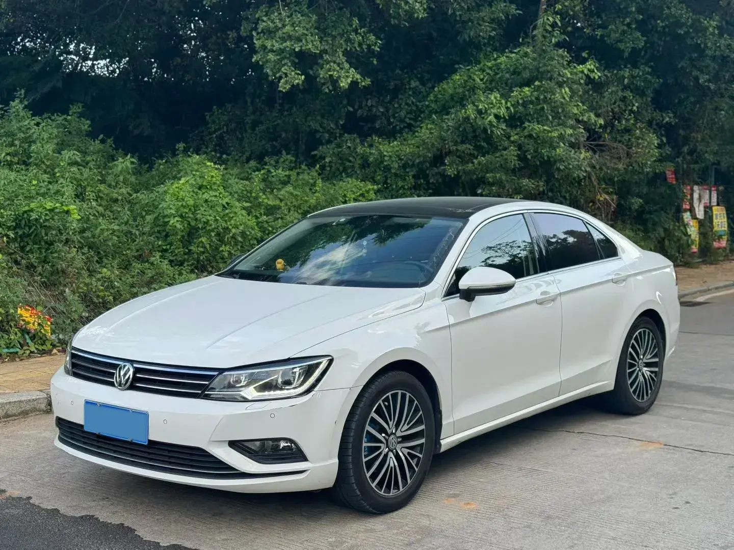 2017 VOLKSWAGEN LAMANDO view 1