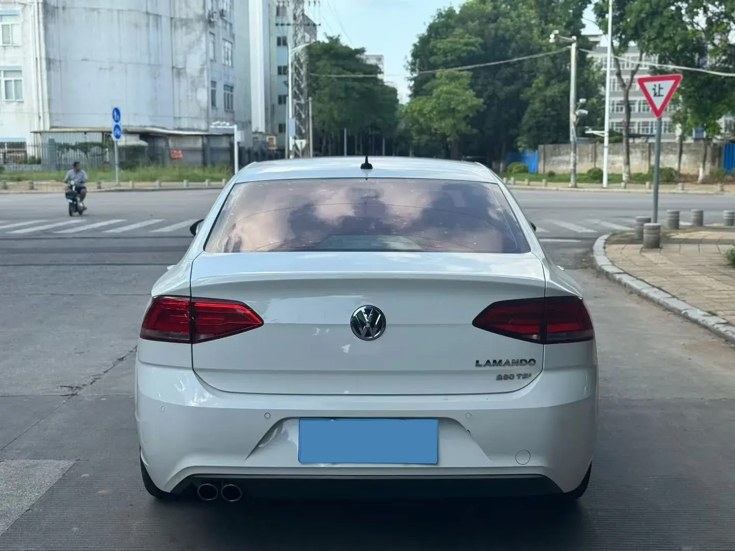 2017 VOLKSWAGEN LAMANDO thumbnail 3