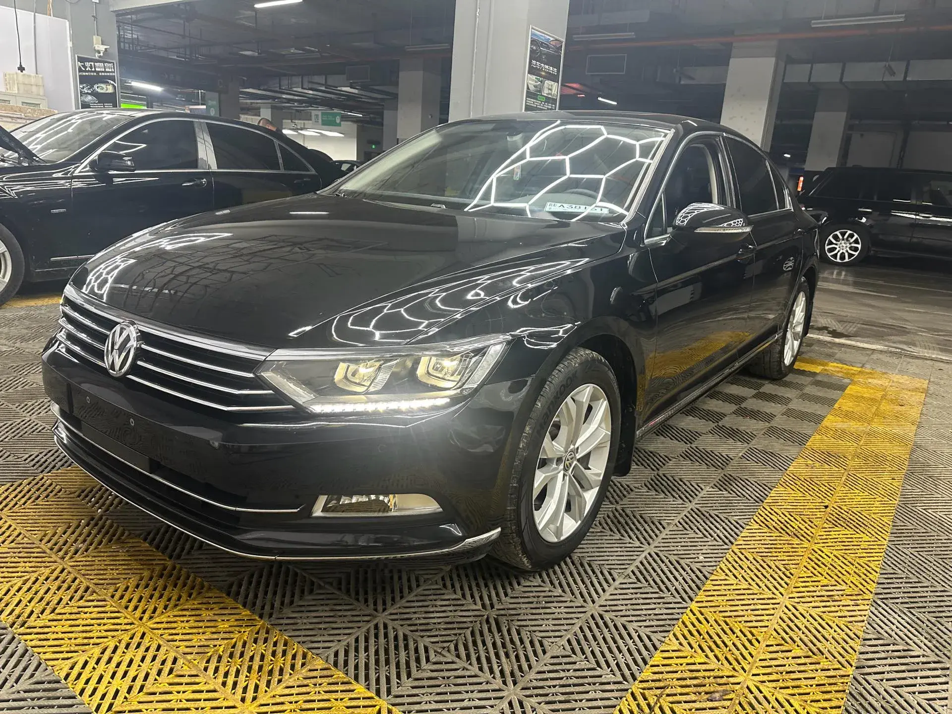 2019 VOLKSWAGEN MAGOTAN view 1