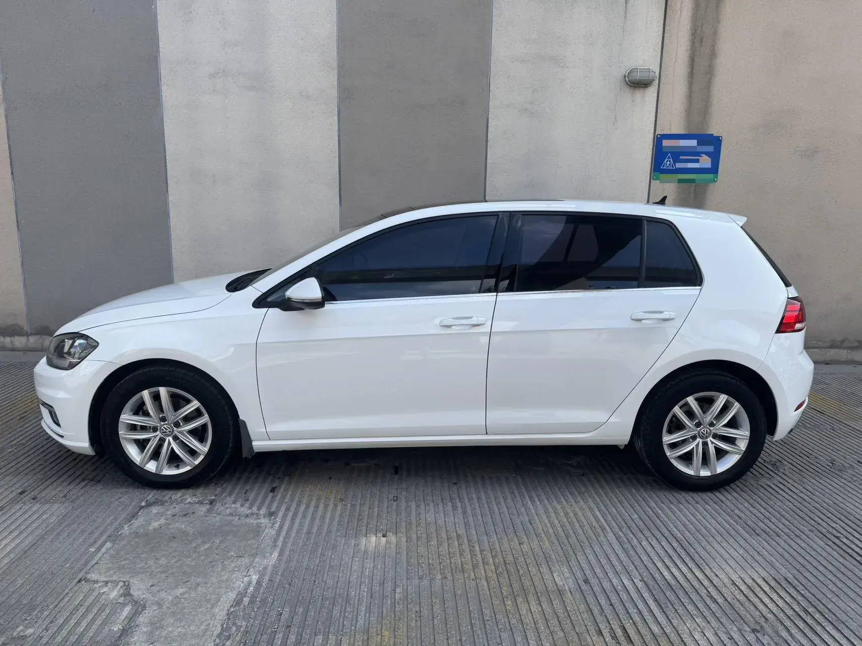 2019 VOLKSWAGEN GOLF thumbnail 3