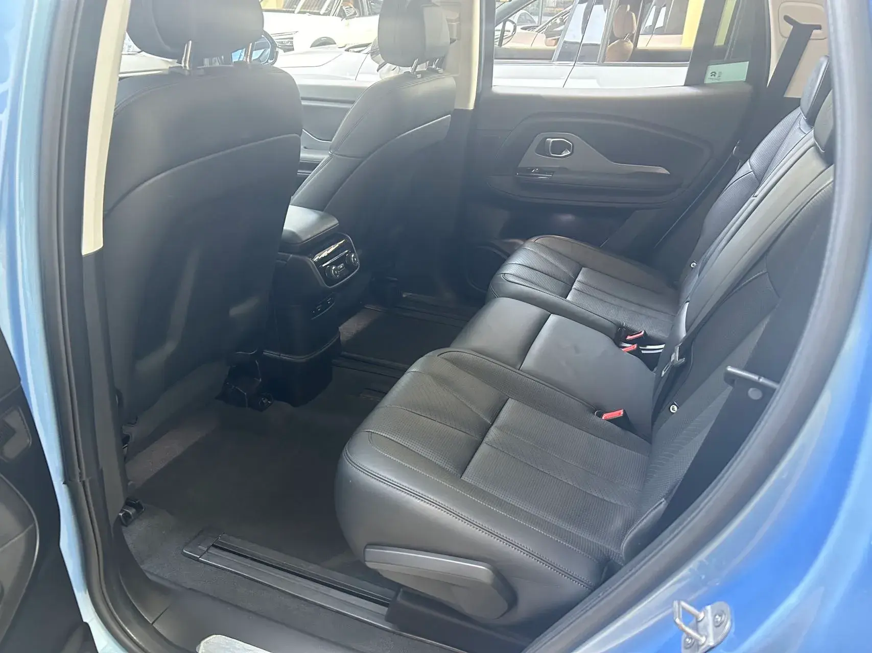 2018 NIO ES8 thumbnail 4