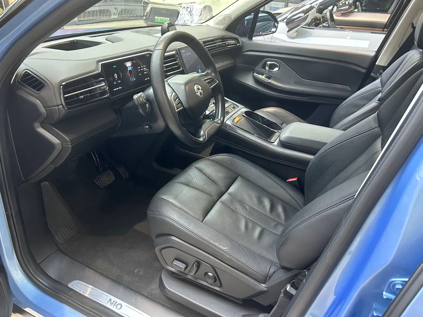 2018 NIO ES8 thumbnail 3