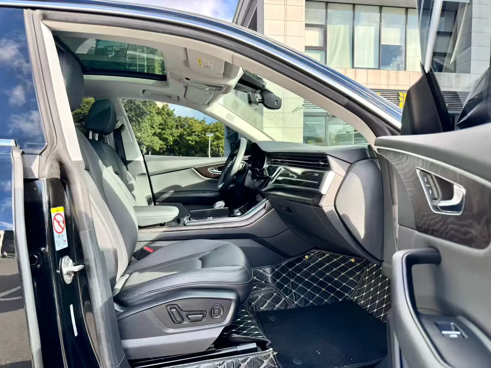 2022 AUDI Q8 thumbnail 3