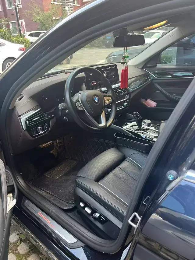 2021 BMW 5 thumbnail 3