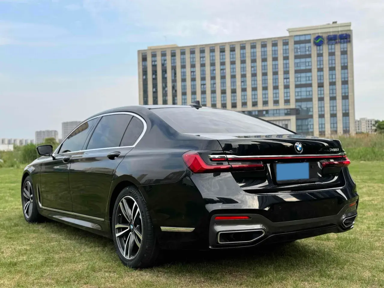 2021 BMW 7 thumbnail 4