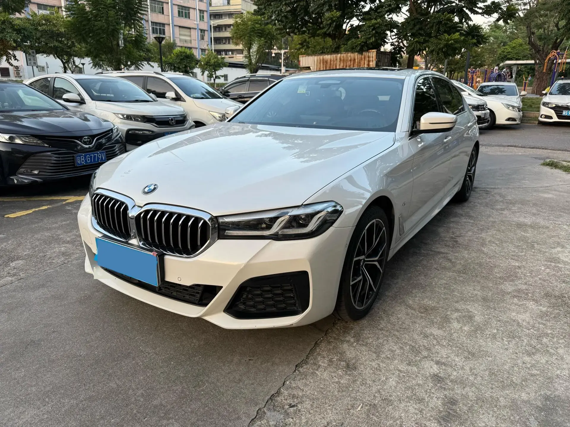 2021 BMW 5 view 1