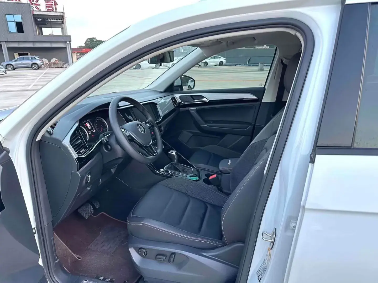 2019 VOLKSWAGEN TAYRON thumbnail 3