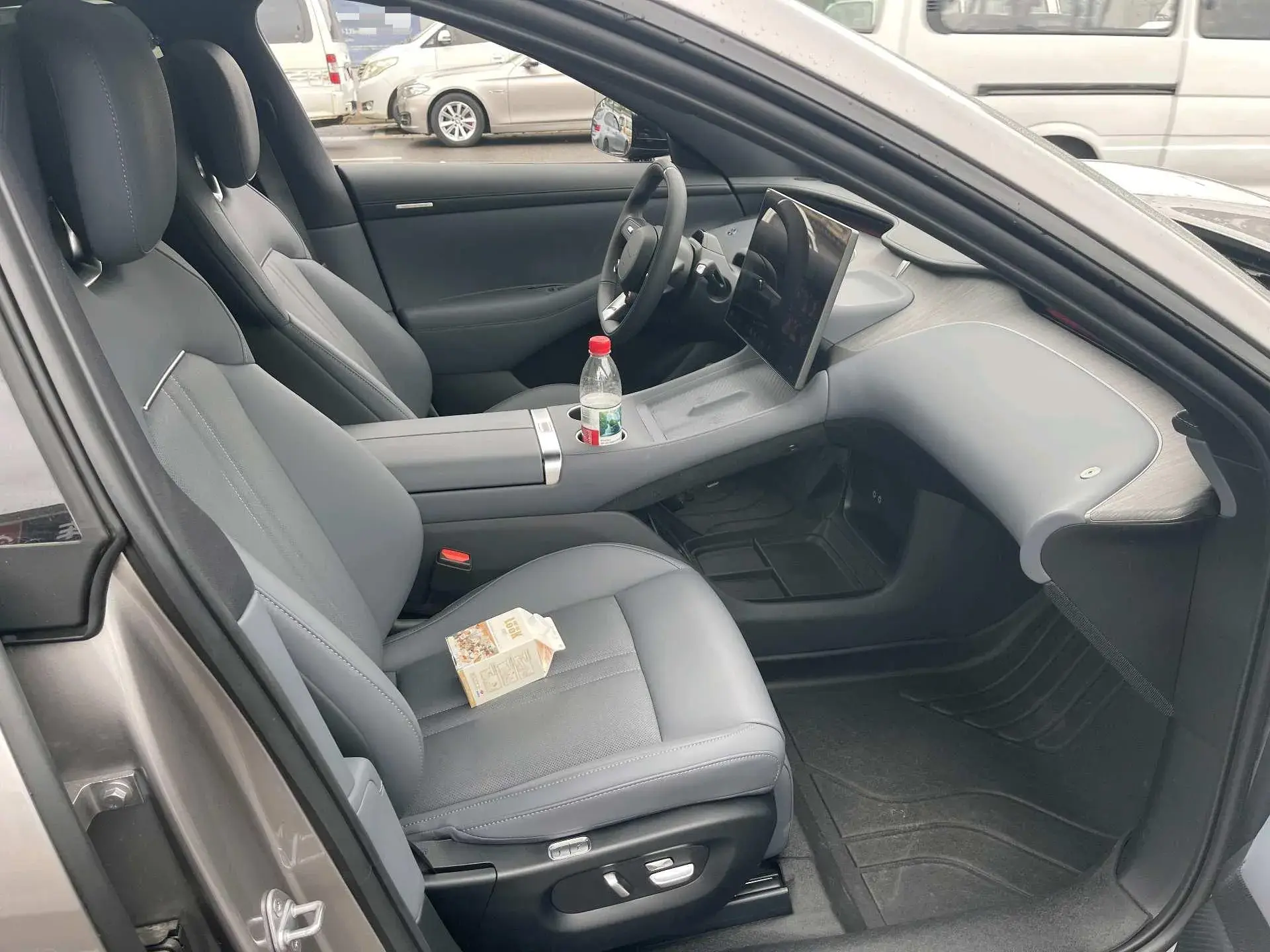 2025 MI YU7 thumbnail 3