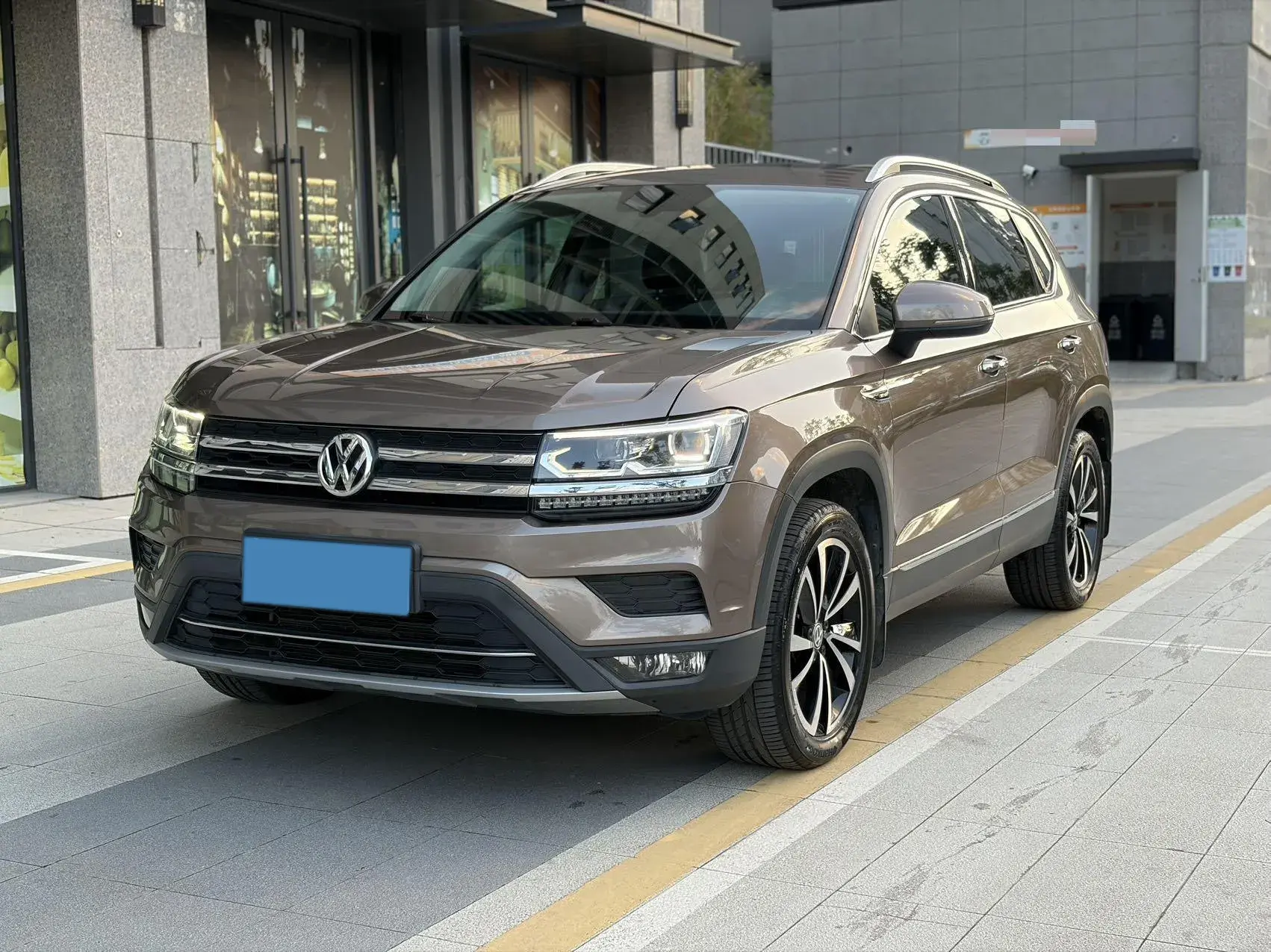 2019 VOLKSWAGEN THARU view 1