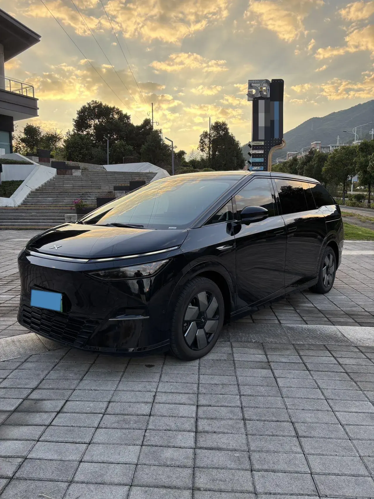 2024 XPENG X9 view 1