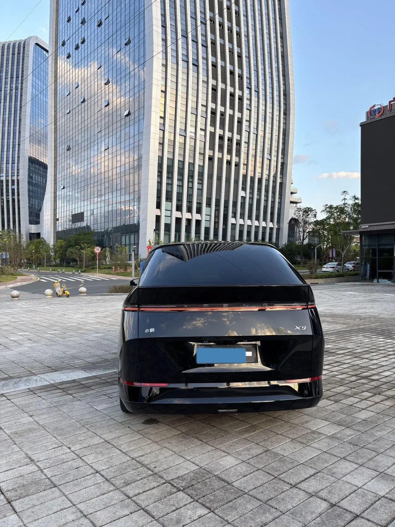 2024 XPENG X9 thumbnail 4