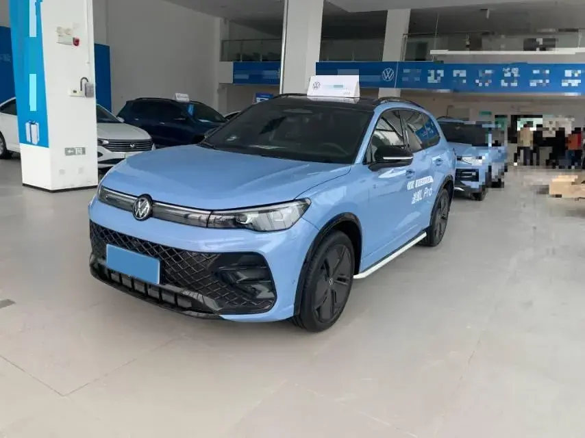 2024 VOLKSWAGEN TIGUAN view 1