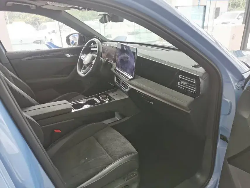 2024 VOLKSWAGEN TIGUAN thumbnail 2