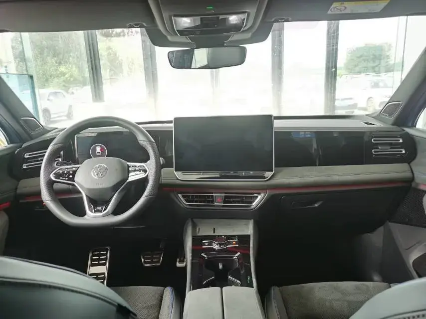 2024 VOLKSWAGEN TIGUAN thumbnail 3