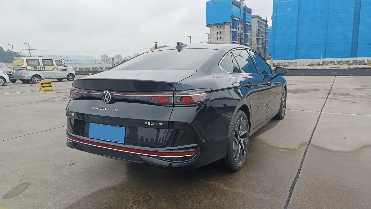 2024 VOLKSWAGEN MAGOTAN thumbnail 3