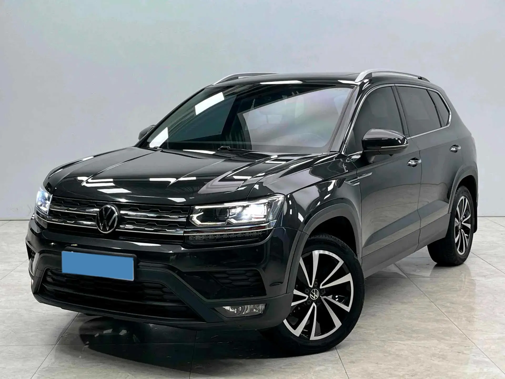 2021 VOLKSWAGEN THARU view 1